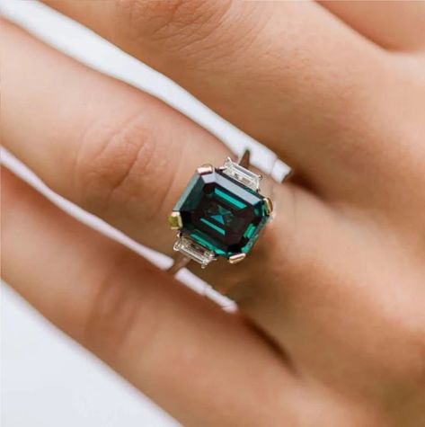 Colombian Emerald Ring, Ring Three Stone, Gold Promise Rings, Moissanite Engagement Ring Oval, Sapphire Rings, Emerald Cut Moissanite, Three Stone Ring, Moissanite Wedding Rings, Emerald Engagement