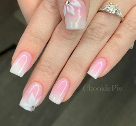 Pink White Ombre Nails With Design, 25th Birthday Nails Short, Pink And White Ombré Nails With Design, Pink And White Ombre Nails With Flowers, Pink Snd White Acrylic Nails, Pink White Dip Powder Nails, Pink And White Acrylic Nails French Classy Manicure Ideas, White Powder Nails With Design, Sns Wedding Nails