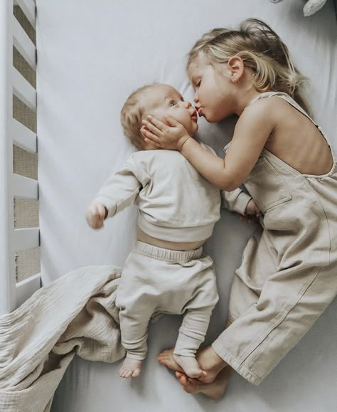 Newborn Family Pictures, Newborn Sibling, Diy Newborn Photography, Newborn Family Photos, Newborn Baby Photoshoot, Newborn Lifestyle Session, Newborn Baby Photos, Foto Baby, Lifestyle Newborn