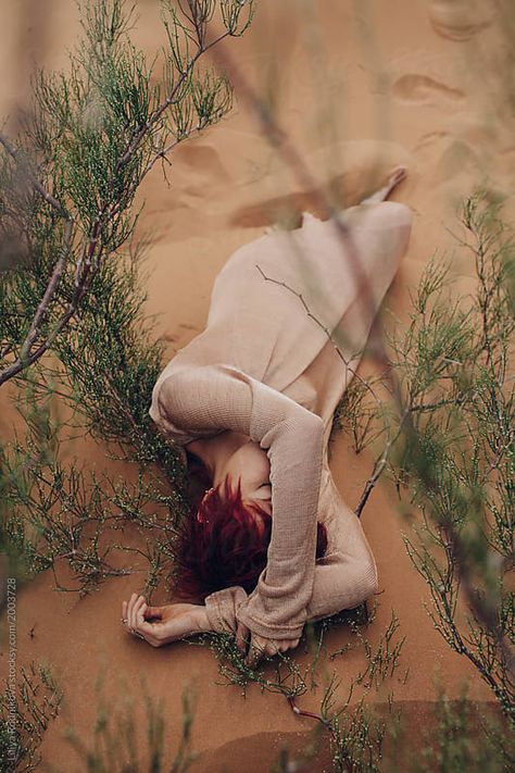 Woman Hiding Face, Woman In Desert, Desert Portraits, Desert Woman, Desert Editorial, Sand Dunes Photoshoot, Queen Of Dragons, Desert Photoshoot, Angry Women