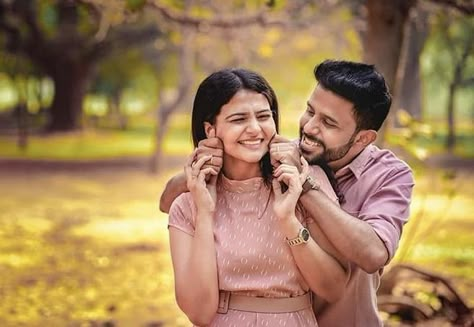 Post Wedding Photoshoot Indian, Beach Photoshoot For Couples, Pre Wedding Photoshoot Outdoor Different Styles Picture Ideas, Denim Couple Photoshoot, Prewedding Shoot Ideas, Outdoor Photoshoot Ideas Couples, Outdoor Couple Photoshoot, Pre Wedding Photoshoot Beach, Marriage Poses