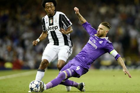 Sergio Ramos Slide Tackle, Ramos Tackle, Home Screen Wallpaper Hd, Tackle Football, 90s Football, Paolo Maldini, Messi Photos, Real Madrid Wallpapers, Madrid Wallpaper