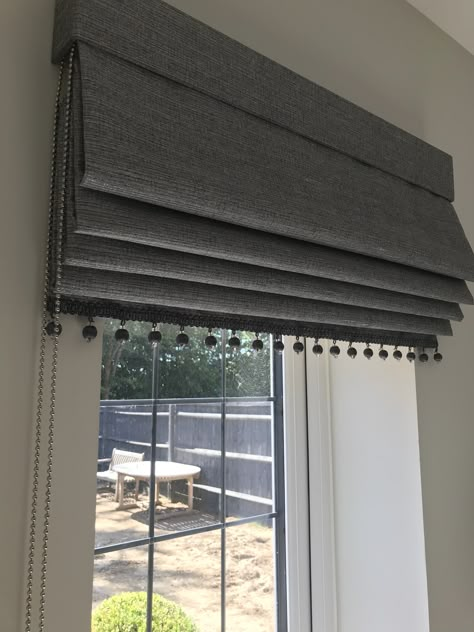 Roman Blind Ideas For Bedroom, Roman Blind With Pelmet, Black Out Blinds Bedroom, Cortinas Black Out, Roman Blinds And Curtains Together, Roman Blinds Ideas, Bedroom Roman Blinds, Roman Blinds For Windows, Roman Blinds Bedroom