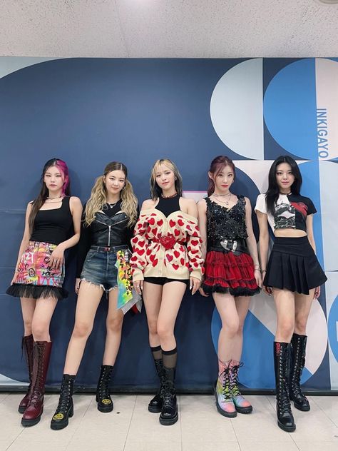 Itzy Outfits, Itzy Loco, Itzy Pics, Lia Ryujin Chaeryeong, Lee Chaeryeong, Shin Yuna, Concert Fits, Shin Ryujin, Hwang Yeji