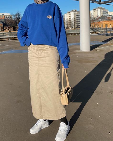 Long Cargo Skirt Outfit Hijab, Cargo Skirt Outfit Modest, Maxi Beige Skirt Outfit, Beige Skirt Outfit Hijab, Cargo Skirt Outfit Hijab, Beige Skirt Outfit Winter, Beige Long Skirt Outfit, Beige Cargo Skirt Outfit, Hijabi Airport Outfit