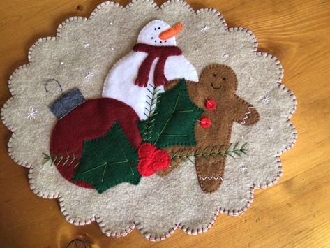 Christmas Penny Rugs, Candle Mats Patterns, Felt Candle Mats, Craft Fair Table, Penny Rug Patterns, Christmas Workshop, Candle Mats, The Gingerbread Man, Snowman Candle