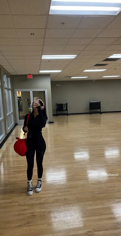 Gym Mirror Pics No Face, Gym Selfie Female, Gym Mirror Pics, Workout Photoshoot, Gym Mirror, Gym Mirrors, Simple Casual Outfits, Gym Pictures, Gym Hairstyles