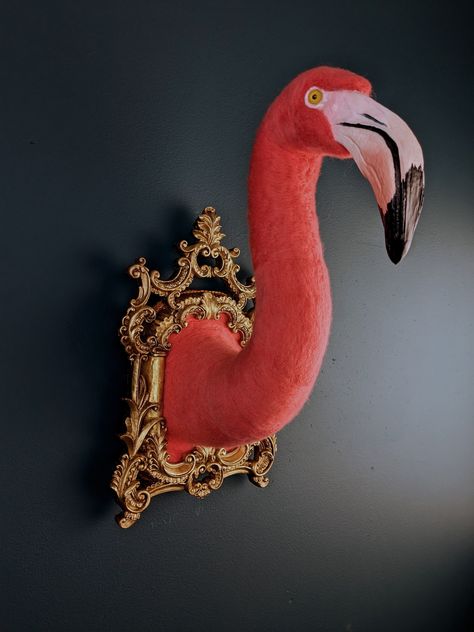 Marino wool needle felted flamingo bird sculpture home décor. Made with sheep's wool, resin cast beak and glass eyes in a gold vintage oval frame. Great for cabinet of curiosities home décor. Diy Flamingo Decor, Felted Flamingo, Animal Heads On Wall, Vintage Oval Frame, Plastic Flamingo, Felt Sculpture, Reptile Decor, Home Decor Display, Maximalist Art