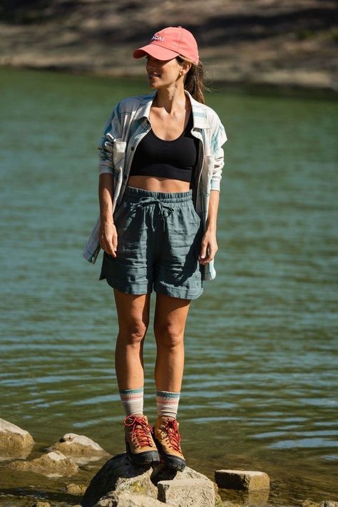 Casual Hiking Outfit Summer, Camping Aesthetic Outfits, Casual Hiking Outfit, Camping Attire, Hiking Joggers, Cute Camping Outfits, Outdoorsy Outfits, Granola Outfits, Camping Outfits For Women