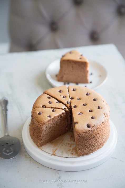 An incredibly soft, smooth, rich, velvety chocolate castella cake, perfectly light with a springy texture are some of the characteristics of Taiwan castella cake that will leave you craving for more. Bread Character, Castella Cake Recipe, Diy Chocolate Cake, Castella Cake, Fancy Baking, Asian Cakes, Keto Inspiration, Asian Cake, Small Batch Baking