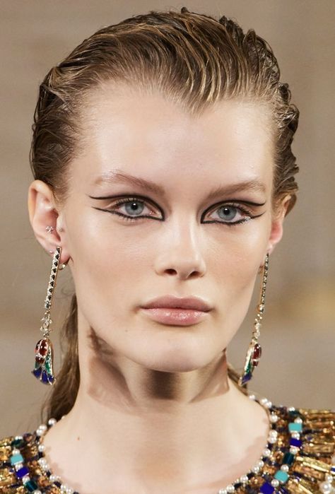 Kris Grikaite, Fashion Week Makeup, Makeup Reference, Catwalk Makeup, Fashion Show Makeup, Eyeliner Ideas, Chanel Men, Gucci Runway, Graphic Eyes