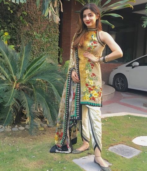 Omg i want this colorful kurta and dupatta with those cool tulip pants. LOVE! Tulip Pants, New Kurti Designs, Nikkah Dress, Frock Fashion, Indian Designer Suits, Pakistani Dresses Casual, Kurta Designs Women, Simple Pakistani Dresses, Dress Indian Style