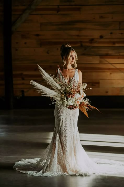 White Wide Brim Hat Wedding, 2023 Long Sleeve Wedding Dresses, Western Elopement Wedding Dresses, Western Wedding Dresses With Sleeves, Western Wedding Shoes Bride, Simple Western Wedding Dress, Western Bride Dress, Boho Western Wedding Decor, Western Wedding Bouquet