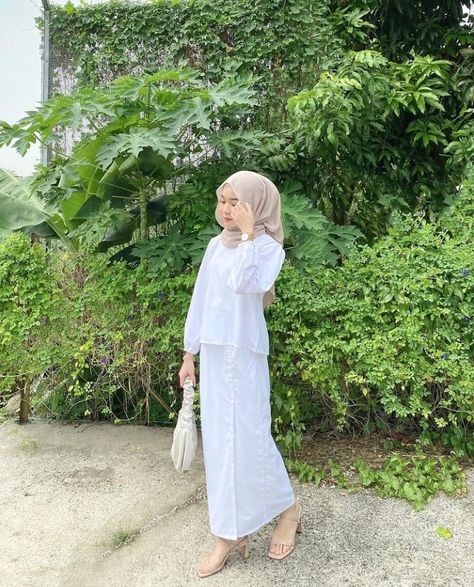 Hijab Formal, Dress Muslim Modern, Model Hijab, Tutorial Hijab Pashmina, Ootd Poses, Muslimah Style, Simple Hijab, Tutorial Hijab, Muslim Outfits Casual