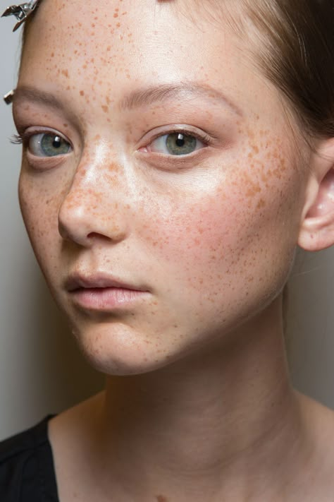 Sara Grace Wallerstedt Sara Grace Wallerstedt, Sara Grace, Model Polaroids, Skin Aesthetic, Portraits Female, Women With Freckles, Face References, Beautiful Freckles, Face Drawing Reference