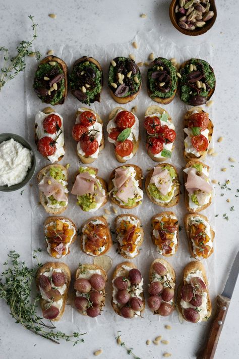 Making crostini is easy! Check out this post for 3 different methods to make the delicious Italian toasts #pinacooks #crostini How To Make Crostini, Crostini Toppings, Crostini Appetizers, Italian Dinner Party, Italian Party, Pistachio Pesto, Crostini Recipes, Finger Foods Easy, Italian Appetizers