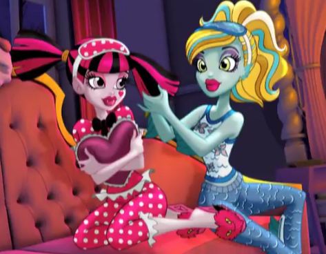 Monster High Lagoona And Draculaura, Monster High Sleepover Art, Draculaura X Lagoona, Lagoona Blue X Draculaura, Draculaura Sleepover, Lagoona Blue And Draculaura, Monster High Sleepover, Draculaura And Lagoona, Great Scarrier Reef