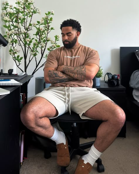 arms crossed to show off the progress 💪🏽😅 Black Guy Aesthetics, Black Male Fashion, Dallas Fashion, Mens Attire, Pic Pose, Body Inspiration, Aesthetic Guys, Cool Outfits For Men, Black Men Fashion