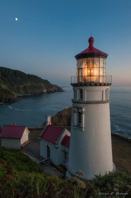 Heceta Head Lighthouse Florence, Oregon Oregon Lighthouses, Heceta Head Lighthouse, Florence Oregon, Beautiful Oregon, Pacific Nw, Oregon Washington, Adventure Bucket List, Columbia River Gorge, Awesome Places