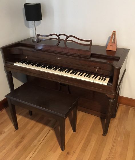 Ever wonder what is an acrosonic piano or heard of Baldwin pianos? The acrosonic pianos can broadly be divided into the Spinet Piano and the Console Piano. Spinet Piano, Types Of Pianos, Piano Pedals, Best Piano, Baby Grand Pianos, Gibson Guitar, Upright Piano, Digital Piano, Billy Joel