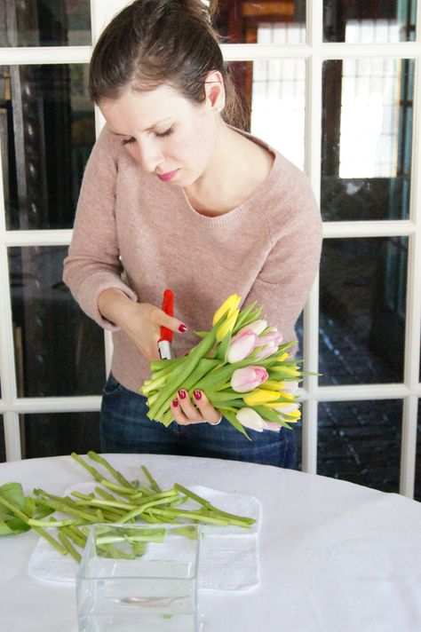 Tulip And Rose Arrangement, Tulip Arrangement Ideas Simple, Fresh Tulip Arrangements, Tulip Centerpiece Simple, Flower Arrangements With Tulips, Tulip Vase Arrangement, Tulips Table Decor, Tulip Centerpieces Wedding, Tulip Arrangement Ideas