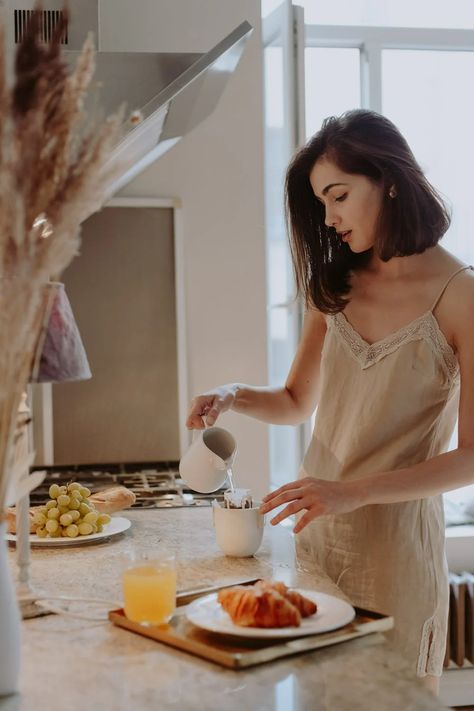 Cozy Kitchen Photoshoot, Cooking In The Kitchen Photography, Kitchen Shoot Ideas, Girl In Kitchen Aesthetic, Kitchen Instagram Pictures, Photoshoot In Kitchen, Woman Cooking Aesthetic, People In Kitchen, Cooking Aesthetic Girl