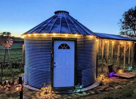 Found this on Facebook, she did a wonderful job!!! Small Grain Bin House, Grain Bin Chicken Coop Silo House, Silo Chicken Coop Hen House, Silo Chicken Coop, Tank Upcycle, Silo Ideas, Silo Homes, Grain Bin House, Cottage Garden Sheds