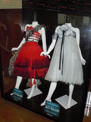 alice--- gonna have to make these for the girls. Movie Gowns, Alice Halloween, Colleen Atwood, Film Costumes, Alice Costume, Alice Cosplay, Alice In Wonderland Dress, Wonderland Dress, Costume Disney