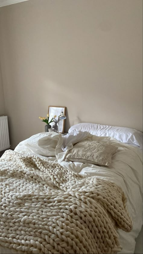 Knitted Blanket Aesthetic, Minimalist Crochet Blanket, Knit Blanket Aesthetic, White Knit Blanket, Crochet Blanket Sweater, Single Dorm Room, Yarn Aesthetic, Crochet Bedsheets, Knot Blanket