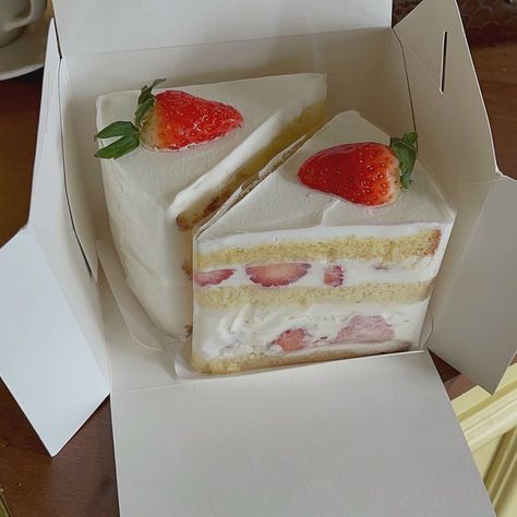 Japanese Strawberry Cake, Cake Japanese, Mochi Cake, Bakery Recipes, Kawaii Food, Strawberry Cake, Pretty Cakes, Cafe Food, Pretty Food