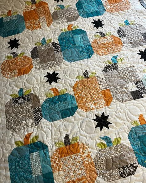 Cindy | Longarm Quilter on Instagram: "Sharing this Hocus Pocus customer Quilt because I absolutely loved it! I am running a 20% discount on E2E quilting this month! Get your quilt to me by November 30 and the discount will be applied to your invoice (no code needed!) 🥰 Maker: my friend Jeanne Pattern: Hocus Pocus by @thepatternbasket E2E Design: Pumpkin Fest #longarmquiltingservices #longarmquilterforhire #longarmquilting #longarmquilter #thepatternbaskethocuspocus #hocuspocusquilt #quilting #quiltingismytherapy #quiltinglove #quiltsofinstagram #quilts #quilter #quiltersgonnaquilt #quilt #fortheloveofquilting" Halloween Quilts Ideas, Acorn Quilt Block, Quilt Pumpkin Pattern, Hocus Pocus Quilt Pattern, Hocus Pocus Quilt, Pumpkin Quilts, Hocuspocusville Quilt, Moda Halloween Quilt, Charm Pack Quilt Patterns Halloween