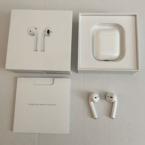 Apple AirPods 1st Generation with Charging Case in White Airpods 1st Generation, Apple Airpods, Airpods Pro, Electronic Devices, Jewelry Watches, Plus Fashion, I Love, Outfit Inspo, Jeans Shoes