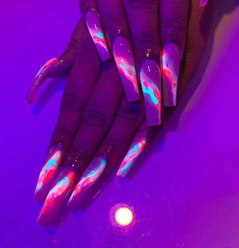 @carmelsclaws on Instagram: “Electrifying⚡️✨ - P.S. the are not glow in the dark neon acrylics glow in black light 💡 • • #dfwnailtech #nails #kcnailtech #kcnails…” Dark Neon Nails, Long Acrylic Nails Dark, Glow In The Dark Nails Coffin, Glow In The Dark Nails Designs, Dark Nails Acrylic, Cool Pink Nails, Neon Glow Nails, Dark Acrylic Nails, Pink Nails Ideas Long