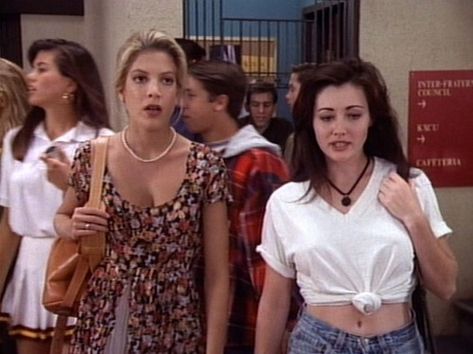 21 Style Lessons From 'Beverly Hills 90210' That Still Influence Fashion Today — PHOTOS | Bustle 90s Movies Fashion, 90210 Fashion, Jennie Garth, 80s And 90s Fashion, Beverly Hills 90210, 90s Fashion Outfits, 90s Outfit, Movie Fashion, Fashion Tv