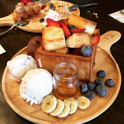 Japanese Honey Toast, Toast Dessert, Brick Toast, Honey Toast, Sweet Roll, Cafe Food, Cute Food, Baked Goods, Cheese Board