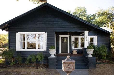 Craftsman Cottage With Dark Navy Exterior Elegant Cottage, Black Houses, Cottage Modern, Serene Bathroom, Cottage Retreat, Southern Design, Unique Vacations, Dark House, Cottage Rental