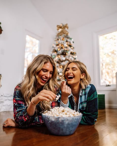 Christmas Photoshoot Teenagers, Christmas Photos Friends, Pj Photoshoot Photo Ideas, Winter Photoshoot Ideas Indoor, Christmas Photoshoot Friends, Best Friend Christmas Photoshoot, Editorial Christmas, Popcorn Photo, Podcast Photoshoot