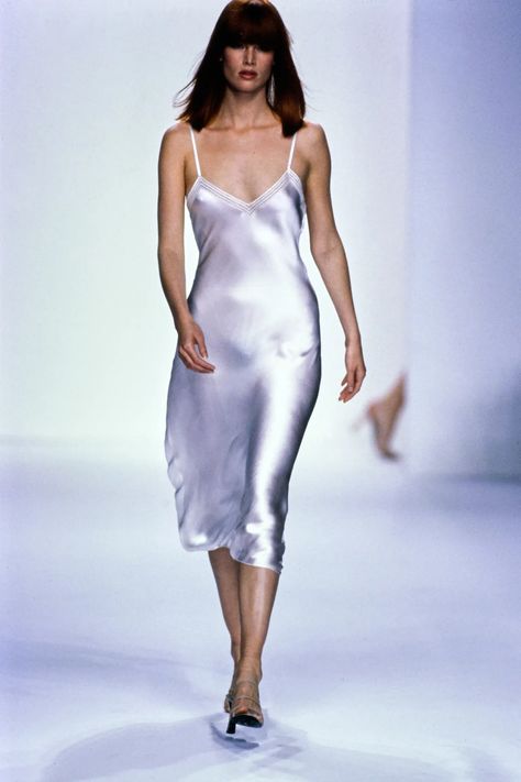 90s Fashion Runway, 90s Slip Dress, Fashion 1990s, 90s Fashion Women, 2000s Fashion Trends, Vintage Runway, Vogue Dress, 1990s Fashion, Calvin Klein Collection