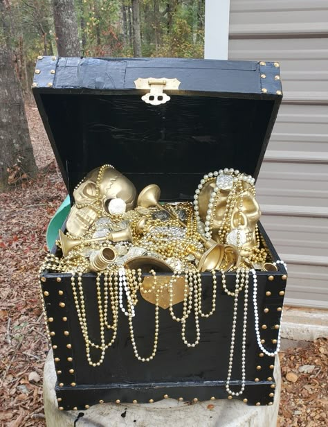 Pirates, treasure chest, pirate treasure Diy Pirate Treasure Chest, Pirate Floats For Parade, Pirate Halloween Party Decorations, Pirate Trunk Or Treat Ideas For Trucks, Pirate Themed Halloween Decorations, Pirate Theme Halloween Party, Pirate Theme Trunk Or Treat, Pirates Halloween Decorations, Pirate Trunk Or Treat Ideas