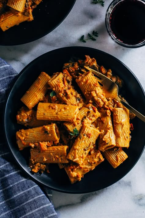 The Best Vegetable Bolognese- a plant-based take on classic bolognese that's bursting with umami flavor. Perfect for special occasions and holidays! Classic Bolognese, Vegetable Bolognese, Cooking With Red Wine, Veg Meals, Alkaline Recipes, Healthy Pasta, Valentine Dinner, Kitchen Time, Course Meal