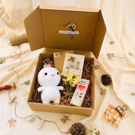 Amigurumi Packaging Ideas, Birthday Room Decorations, Crochet Box, Gifts Wrapping Diy, Wedding Crafts Diy, Valentines Crochet, Crochet Business, Birthday Cards For Friends, Fabric Flowers Diy