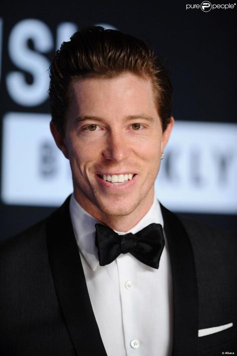 shaun white 2013 | Shaun White aux MTV Video Music Awards 2013 à New York le 25 août ... Celebrity Boys, Shawn White, Blue Sunrise, Sports Athletes, Redhead Men, Shaun White, Riders On The Storm, Red Beard, Video Music Awards