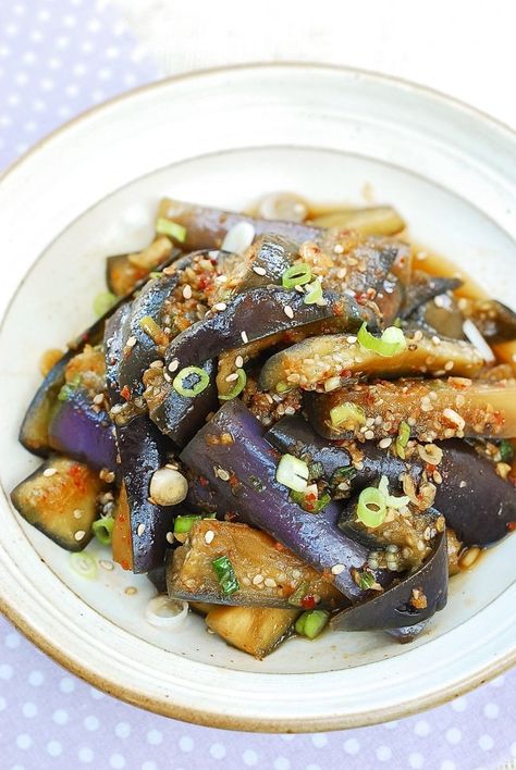 Eggplant Side Dishes, Koreansk Mad, Steamed Eggplant, Korean Food Side Dishes, Korean Side Dishes, Eggplant Dishes, Korean Dishes, Eggplant Recipes, Asian Cooking