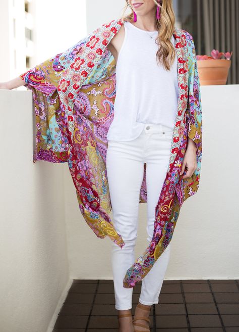 In my recent trip to Florida I snuck in a few photo shoots so I could give a little sneak peek into spring (and humor all of the readers who are not currently freezing and looking for some outfit inspiration). Hands down one of the best pieces I packed was this gorgeous kimono. It … Long Patterned Spring Kimono, Patterned Flowy Kimono For Spring, White V-neck Kimono For Spring, Free-spirited Kimono For Spring Vacation, Free-spirited Beach Kimono For Spring, Summer Kimono Outfit, Casual Classy Outfits, Free People Kimono, Kimono Outfits