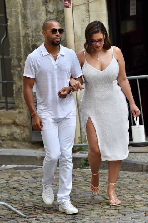 Sophie Turner Joe Jonas, Ashley Graham Style, Black Man White Girl, All White Outfit, Layered Haircut, France Wedding, Joe Jonas, Ashley Graham, Sophie Turner