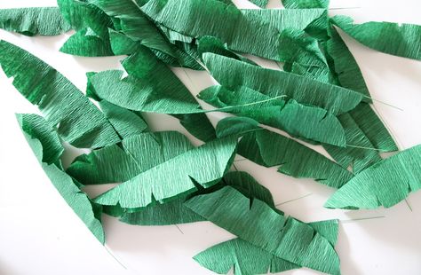 make your own crepe paper banana leaves Botw Party, Paper Leaves Diy, Crepe Paper Backdrop, Lanterns Festival, Diy Summer Wreath, Diy Leaf Garland, Crepe Paper Garland, Ganpati Decor, Camp Birthday