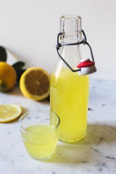 Comment faire du limoncello maison ? La recette ! | Royal Chill - blog cuisine, voyage et photographie Cocktails With Malibu Rum, Limoncello Cocktails, Easter Cocktails, Limoncello Recipe, Homemade Limoncello, Lemon Cocktail, Rum Cocktail Recipes, Cocktail Maker, Spring Cocktails