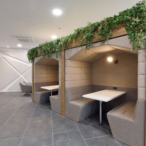 A prestigious, welcoming and homely place to work. This stunning space was designed to support flexible working initiatives and collaboration for this confidential client located in the modern and prominent 45 Church Street, Birmingham building. We were pleased to provide relaxed and private meeting spaces in the client area with our Railway Carriages, giving the perfect amount of acoustic and visual privacy. They were beautifully customized to include a wooden alcove with additional biophilia. Welcome Area Office, Office Relax Area, Office Ideas For Work Business Decor, Office Collaboration Space, Become More Flexible, Modular Office, Office Pods, Booth Seating, Office Meeting