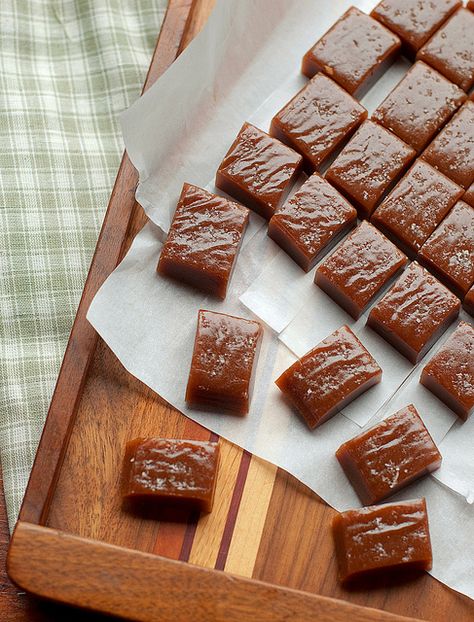 Irish Whiskey Caramels Caramel Candies Recipe, Food Combos, Salted Caramels, Vietnamese Dessert, Irish Cuisine, Caramel Candy, Homemade Caramel, Homemade Candies, Irish Recipes