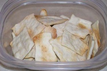 Easy Bake Water Crackers: 8 Steps Water Crackers Recipe, Homemade Saltine Crackers, Rosemary Flatbread, Tea Breads, Horderves Appetizers, Homemade Crackers Recipe, Saltine Cracker, Savoury Crackers, Water Crackers